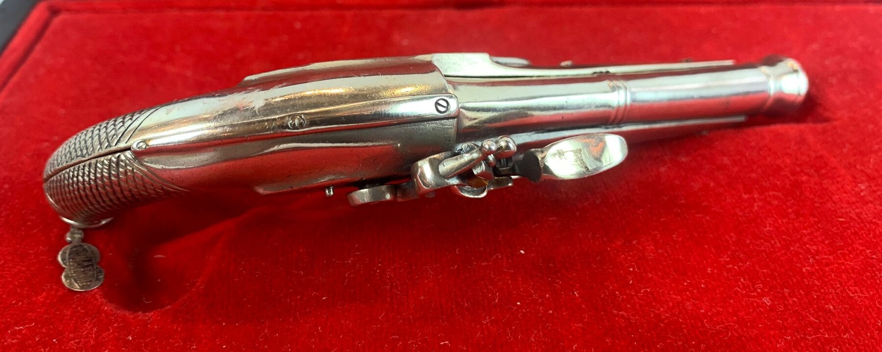 Small revolver (fictitious) in its case - silver