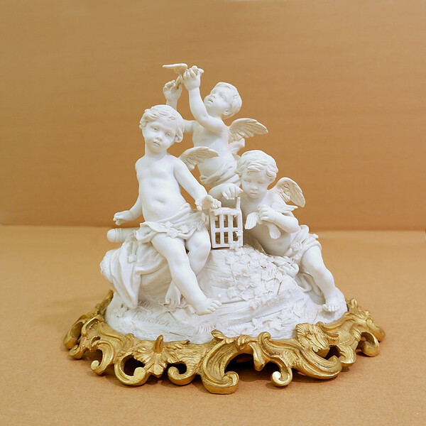 Three cherubs in white porcelain biscuit 19th