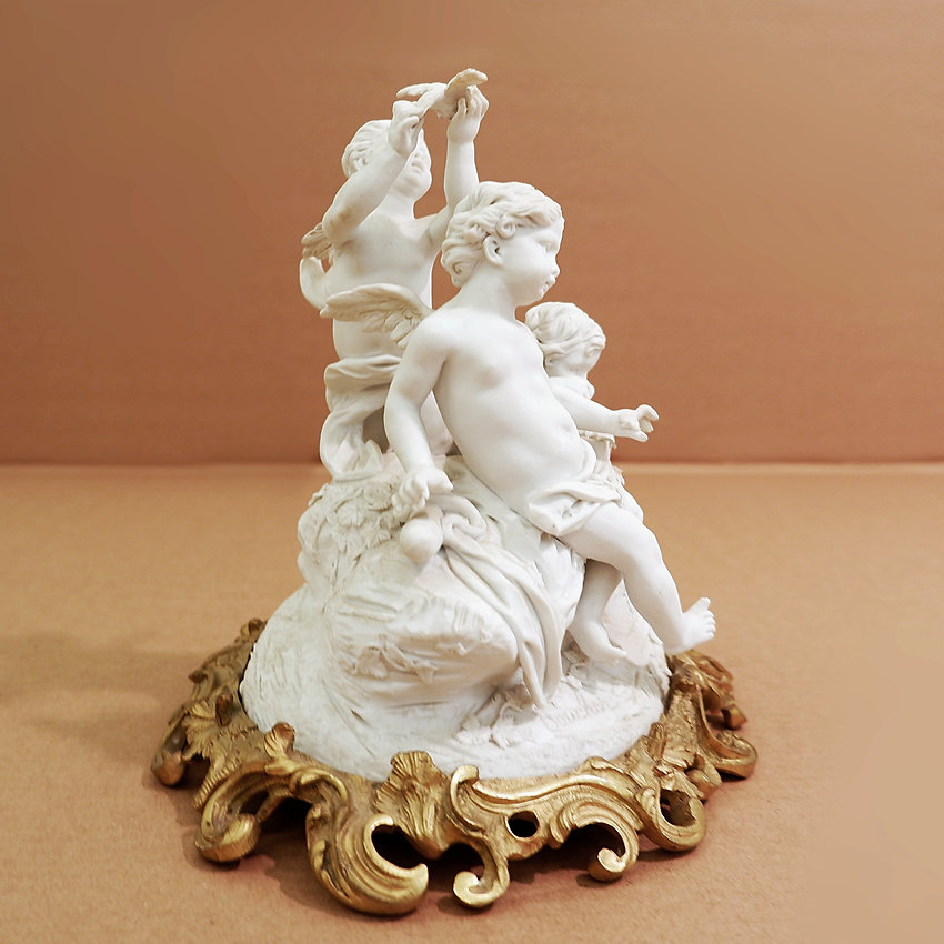 Three cherubs in white porcelain biscuit 19th