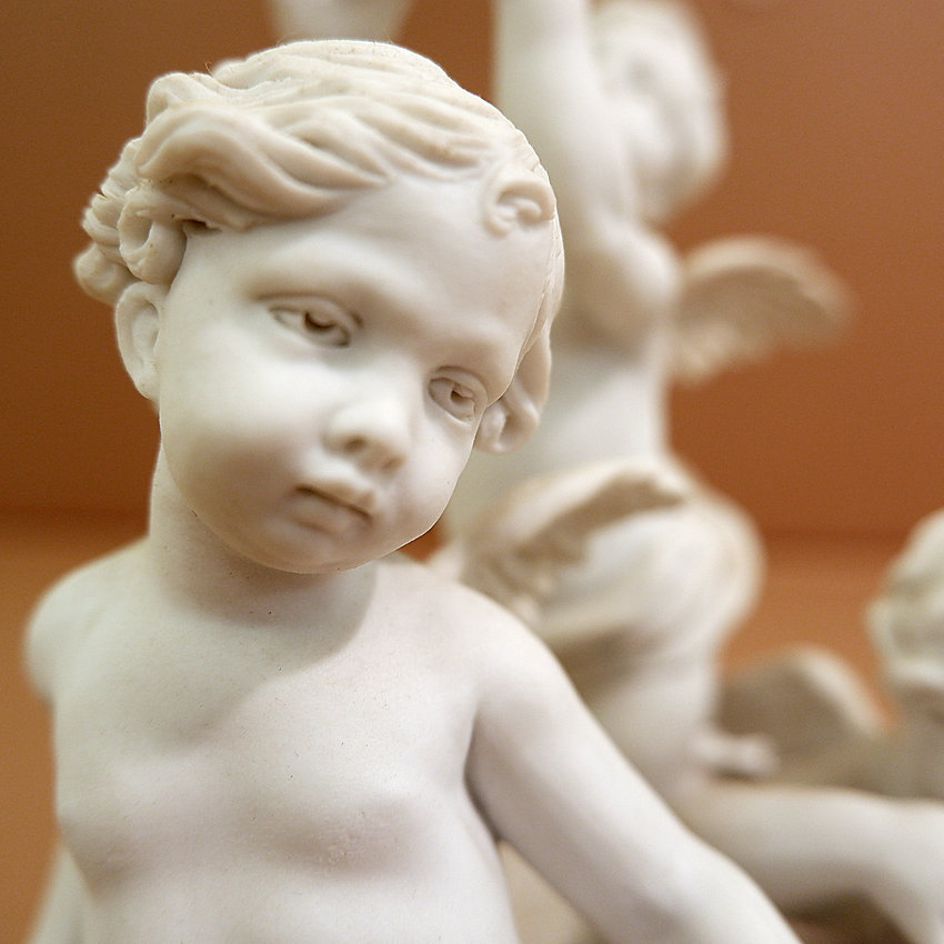 Three cherubs in white porcelain biscuit 19th