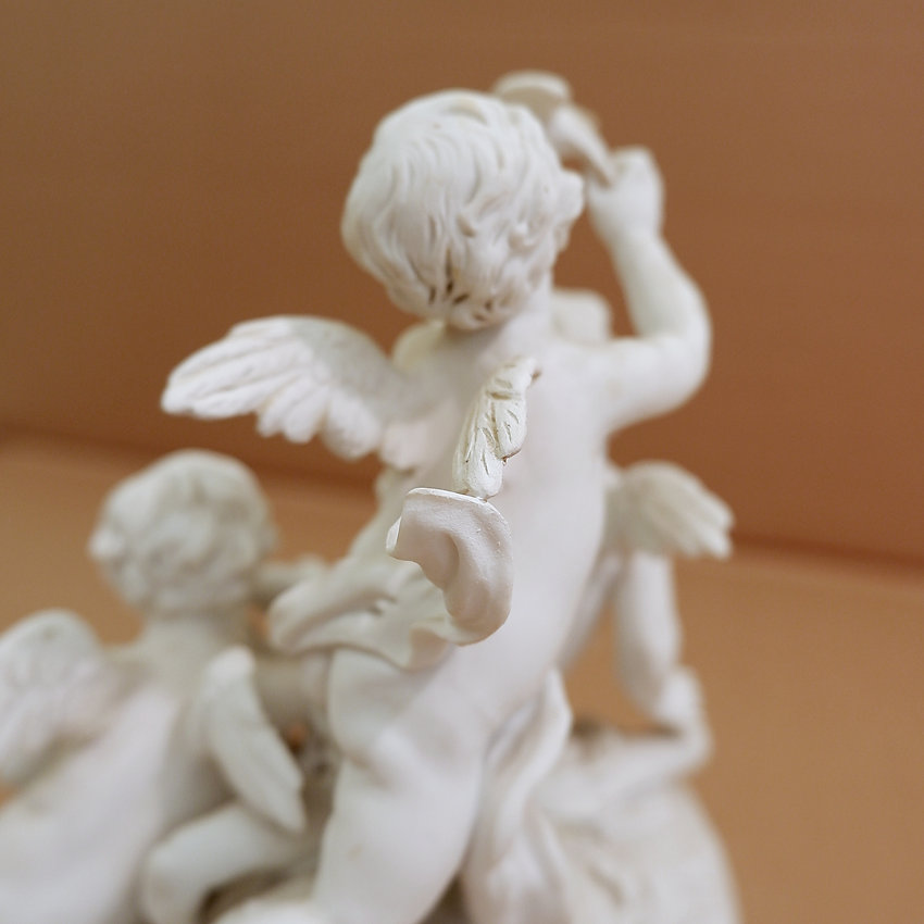 Three cherubs in white porcelain biscuit 19th