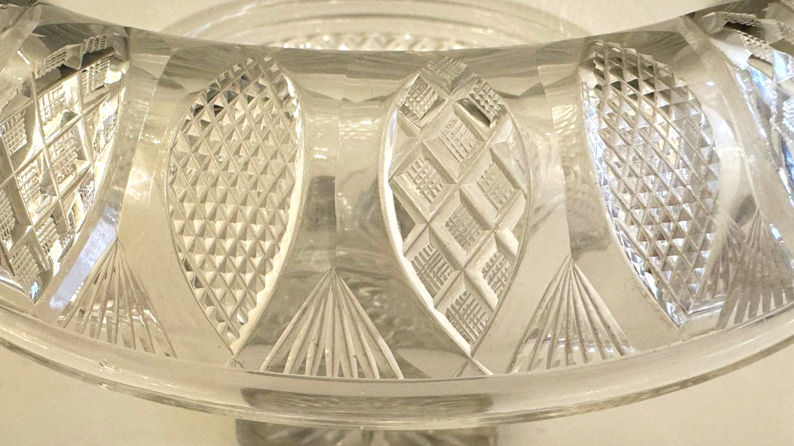 Vonêche crystal footed cup