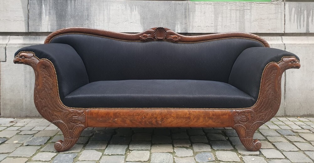 Walnut chaise longue carved with eagle and fish motifs (a few small snags in the veneer)