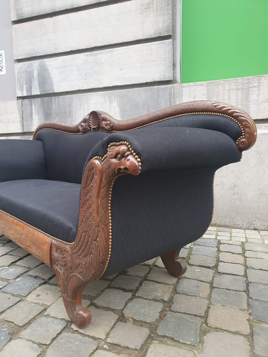 Walnut chaise longue carved with eagle and fish motifs (a few small snags in the veneer)