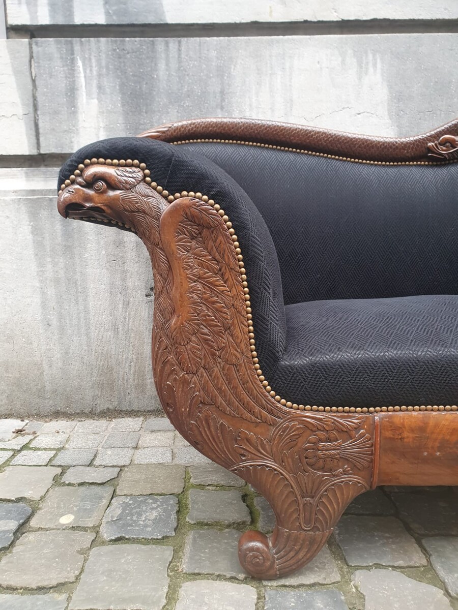 Walnut chaise longue carved with eagle and fish motifs (a few small snags in the veneer)