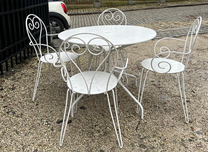 White lacquered wrought iron garden set including 1 table and 4 armchairs, 20th