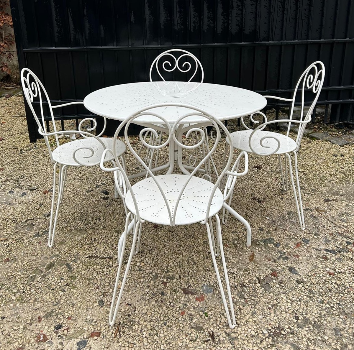 White lacquered wrought iron garden set including 1 table and 4 armchairs, 20th