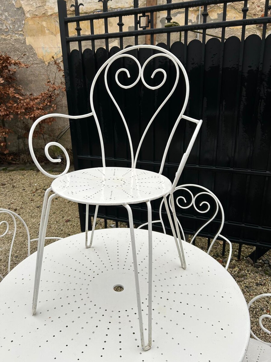 White lacquered wrought iron garden set including 1 table and 4 armchairs, 20th